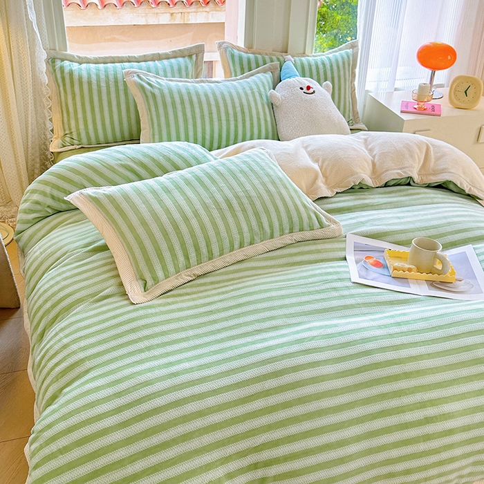 91家纺网 家纺一手货源 找家纺 宜代光年 2025新款雕花印花暖羊绒系列四件套 暖羊绒-绿色条纹