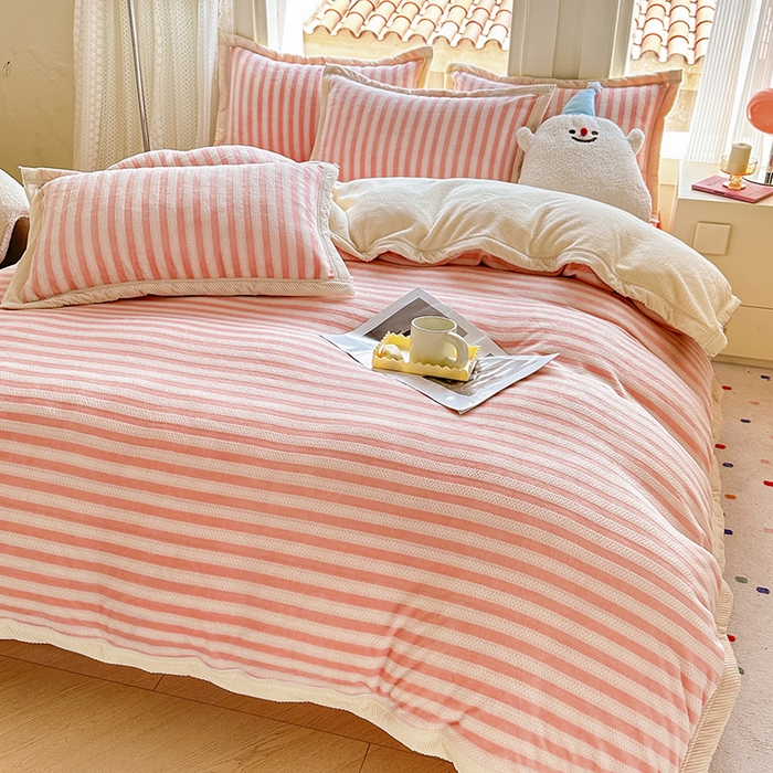 91家纺网 家纺一手货源 找家纺 宜代光年 2025新款雕花印花暖羊绒系列四件套 暖羊绒-粉色条纹