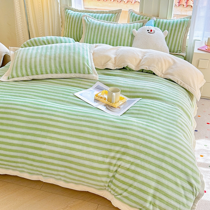 91家纺网 家纺一手货源 找家纺 宜代光年 2025新款雕花印花暖羊绒系列四件套 暖羊绒-绿色条纹