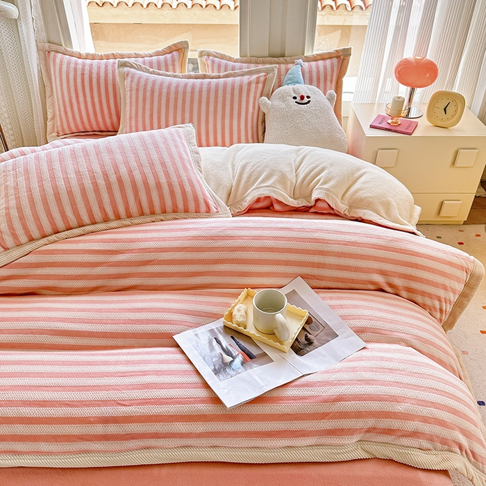 91家纺网 家纺一手货源 找家纺 宜代光年 2025新款雕花印花暖羊绒系列四件套 暖羊绒-粉色条纹