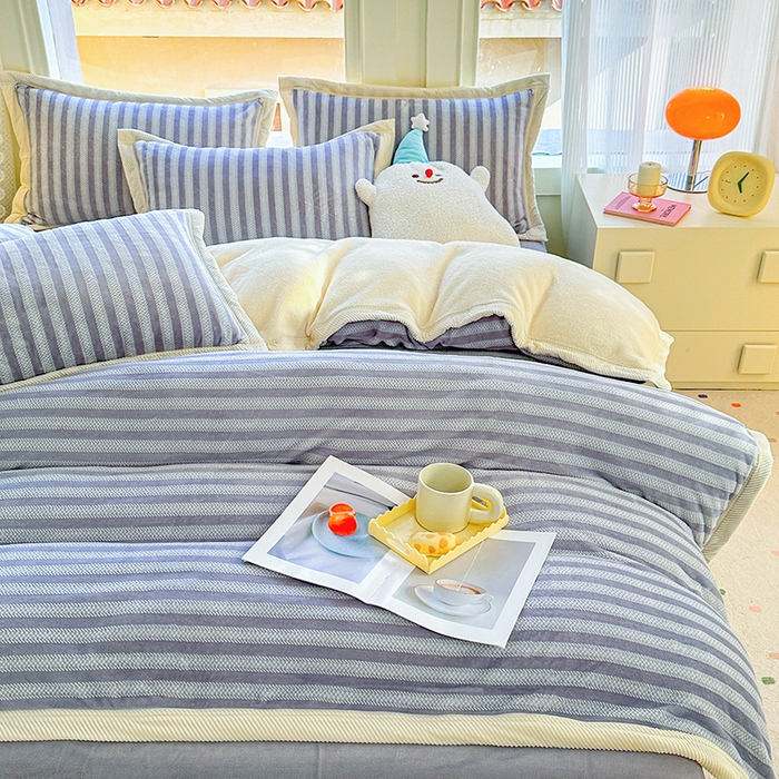 91家纺网 家纺一手货源 找家纺 宜代光年 2025新款雕花印花暖羊绒系列四件套 暖羊绒-灰色条纹