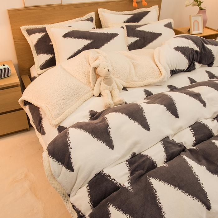 91家纺网 家纺一手货源 找家纺 宜代光年 2025新款雕花印花暖羊绒系列四件套 暖羊绒-黑白条纹