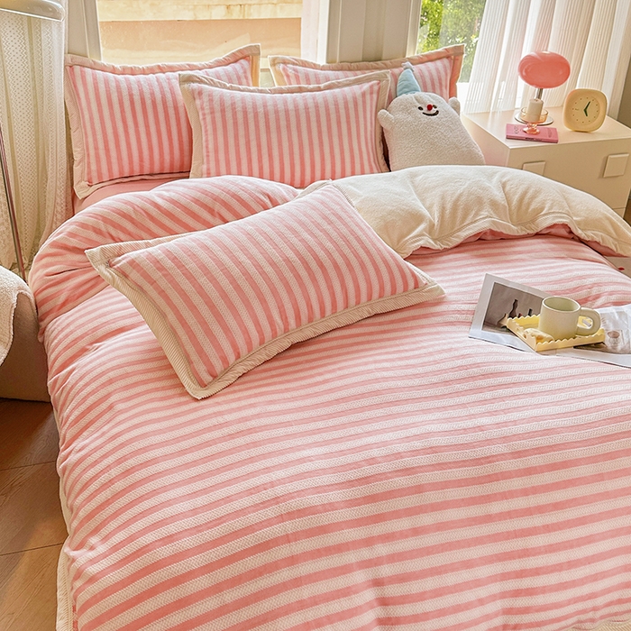 91家纺网 家纺一手货源 找家纺 宜代光年 2025新款雕花印花暖羊绒系列四件套 暖羊绒-粉色条纹