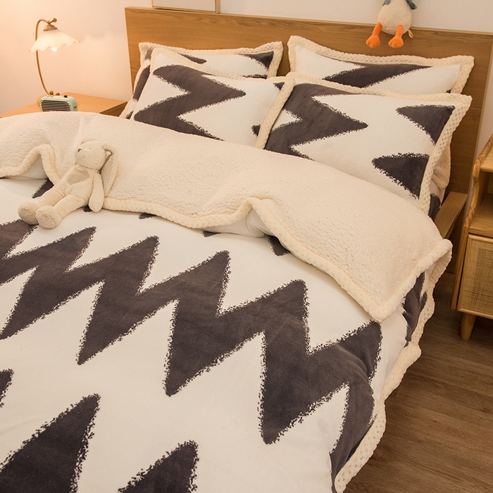 91家纺网 家纺一手货源 找家纺 宜代光年 2025新款雕花印花暖羊绒系列四件套 暖羊绒-黑白条纹