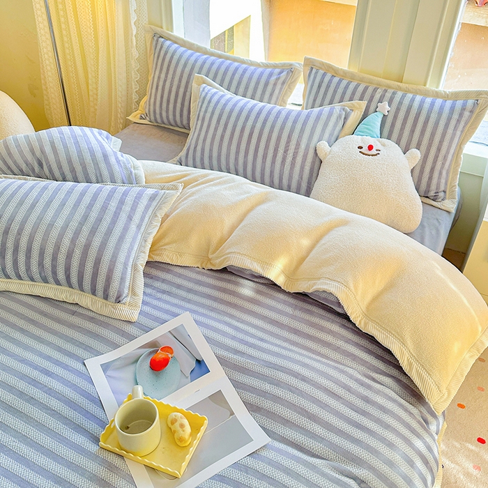 91家纺网 家纺一手货源 找家纺 宜代光年 2025新款雕花印花暖羊绒系列四件套 暖羊绒-灰色条纹