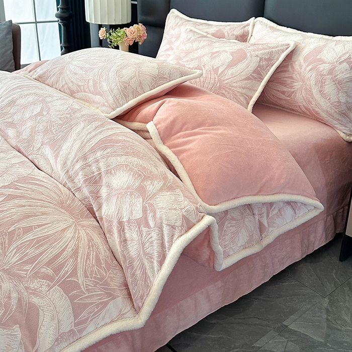 91家纺网 家纺一手货源 找家纺 （总）柏薇 2025新款兔毛宽包边立体雕花牛奶绒四件套