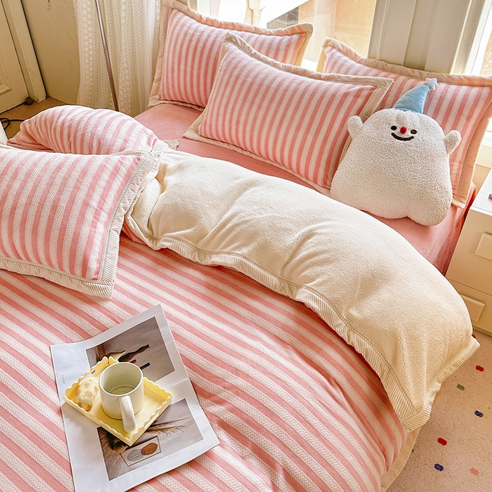 91家纺网 家纺一手货源 找家纺 宜代光年 2025新款雕花印花暖羊绒系列四件套 暖羊绒-粉色条纹