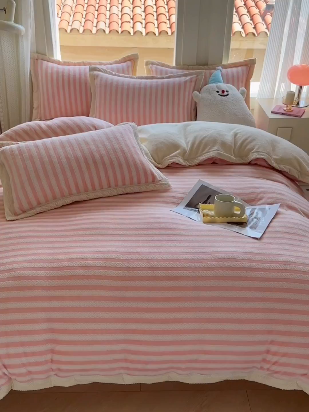 91家纺网 家纺一手货源 找家纺 宜代光年 2025新款雕花印花暖羊绒系列四件套 暖羊绒-粉色条纹