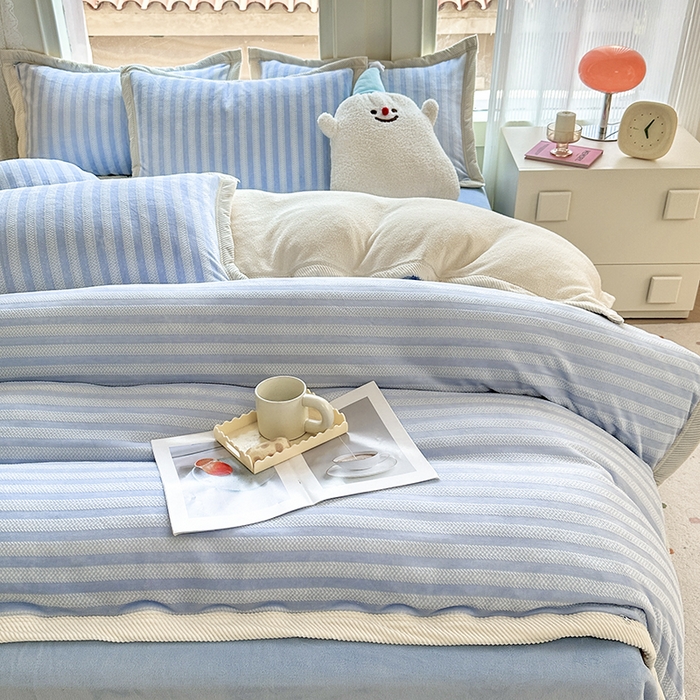 91家纺网 家纺一手货源 找家纺 宜代光年 2025新款雕花印花暖羊绒系列四件套 暖羊绒-蓝色条纹