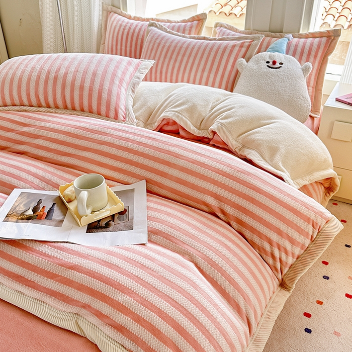 91家纺网 家纺一手货源 找家纺 宜代光年 2025新款雕花印花暖羊绒系列四件套 暖羊绒-粉色条纹