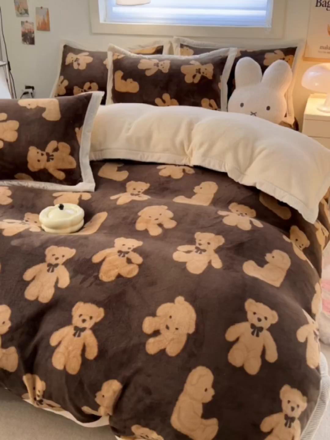 91家纺网 家纺一手货源 找家纺 宜代光年 2025新款雕花印花暖羊绒系列四件套 暖羊绒-吉米咖