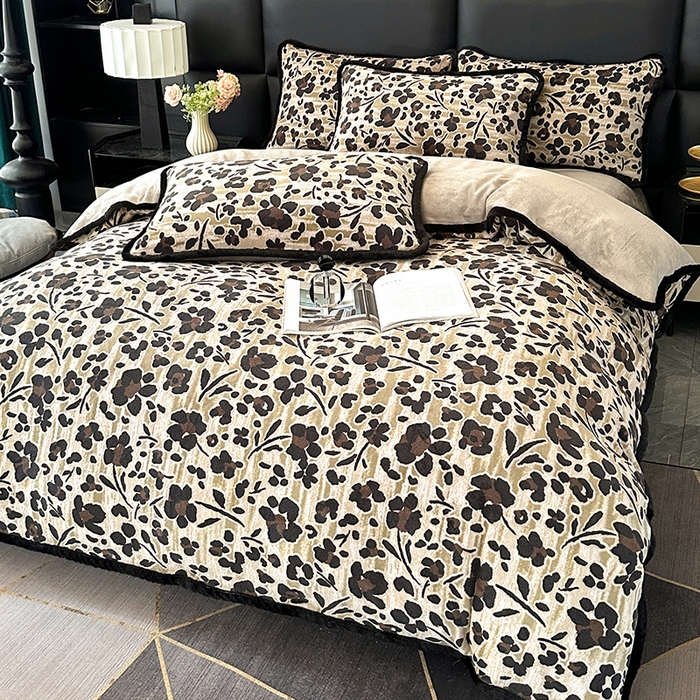 91家纺网 家纺一手货源 找家纺 （总）柏薇 2025新款兔毛宽包边立体雕花牛奶绒四件套