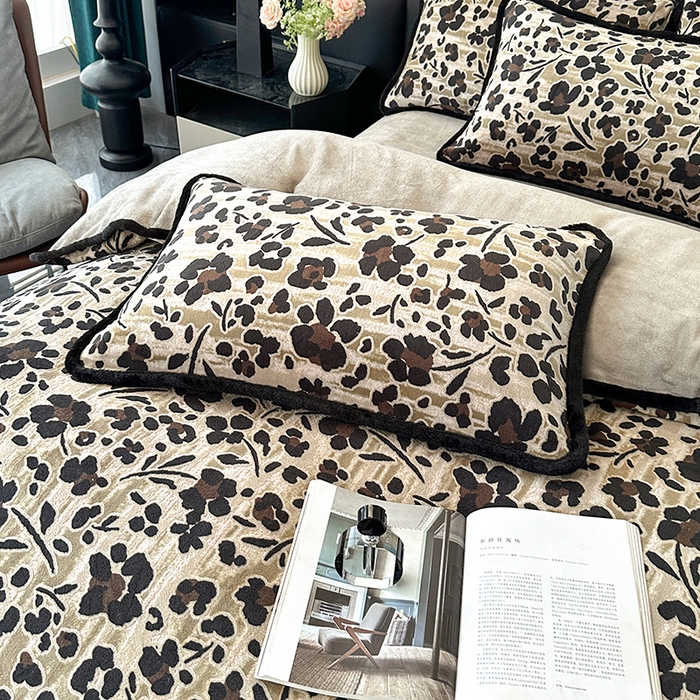 91家纺网 家纺一手货源 找家纺 （总）柏薇 2025新款兔毛宽包边立体雕花牛奶绒四件套