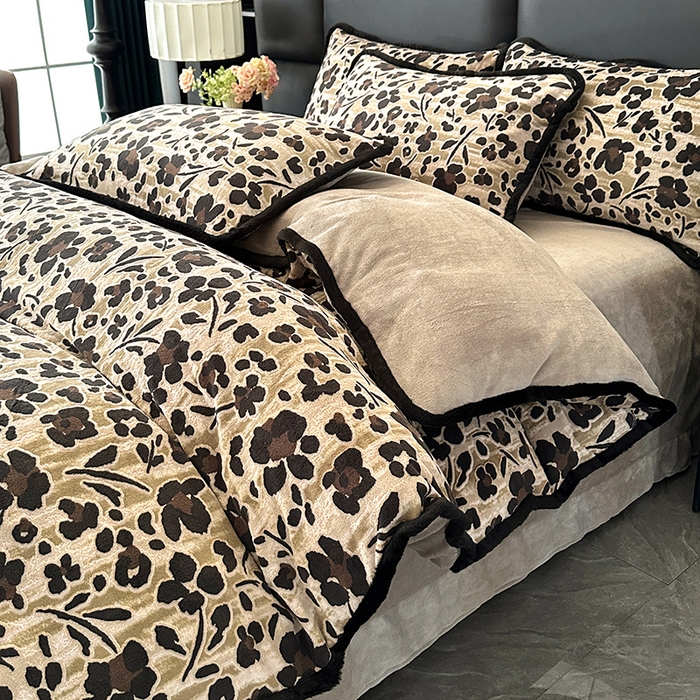 柏薇 2025新款兔毛宽包边立体雕花牛奶绒四件套 琥珀流光