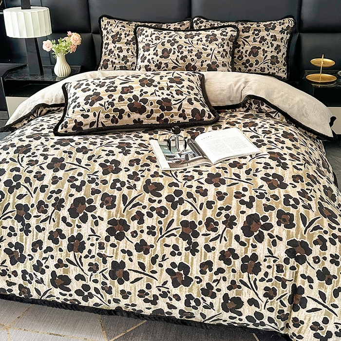 91家纺网 家纺一手货源 找家纺 柏薇 2025新款兔毛宽包边立体雕花牛奶绒四件套 琥珀流光