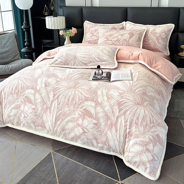 91家纺网 家纺一手货源 找家纺 柏薇 2025新款兔毛宽包边立体雕花牛奶绒四件套 爱意雾语-粉