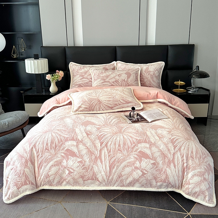 91家纺网 家纺一手货源 找家纺 柏薇 2025新款兔毛宽包边立体雕花牛奶绒四件套 爱意雾语-粉