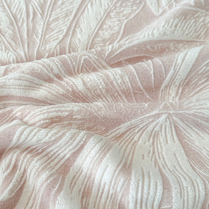 91家纺网 家纺一手货源 找家纺 柏薇 2025新款兔毛宽包边立体雕花牛奶绒四件套 爱意雾语-粉