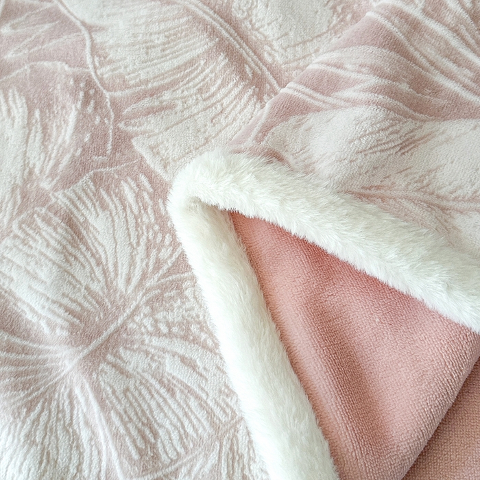 91家纺网 家纺一手货源 找家纺 柏薇 2025新款兔毛宽包边立体雕花牛奶绒四件套 爱意雾语-粉