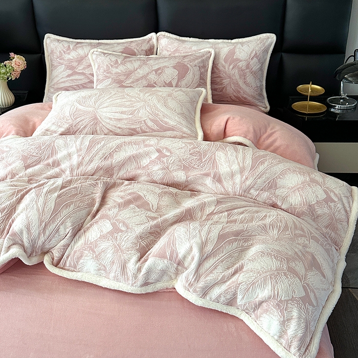 91家纺网 家纺一手货源 找家纺 柏薇 2025新款兔毛宽包边立体雕花牛奶绒四件套 爱意雾语-粉