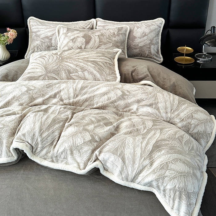 91家纺网 家纺一手货源 找家纺 柏薇 2025新款兔毛宽包边立体雕花牛奶绒四件套 爱意雾语-咖