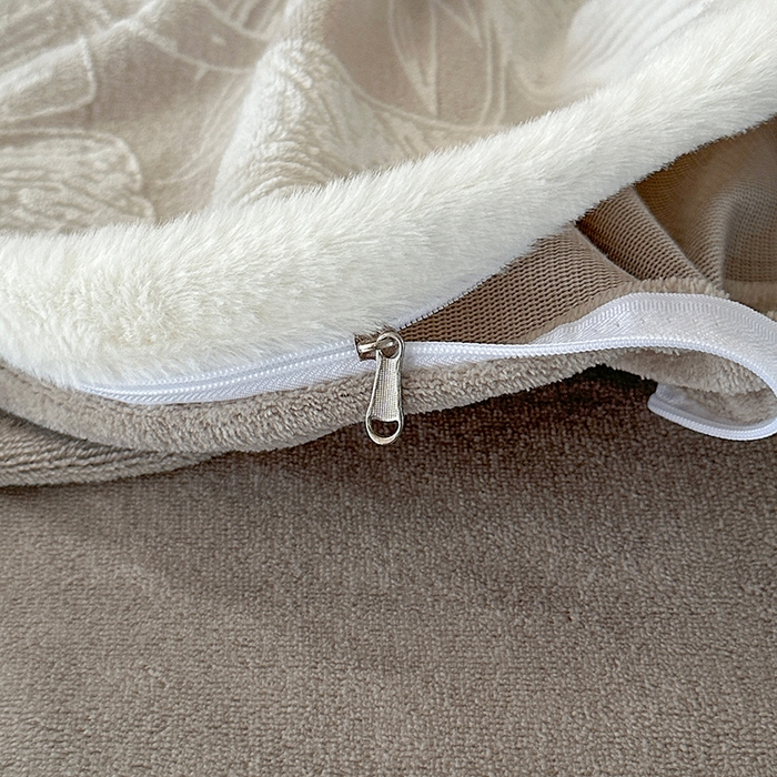 91家纺网 家纺一手货源 找家纺 柏薇 2025新款兔毛宽包边立体雕花牛奶绒四件套 爱意雾语-咖