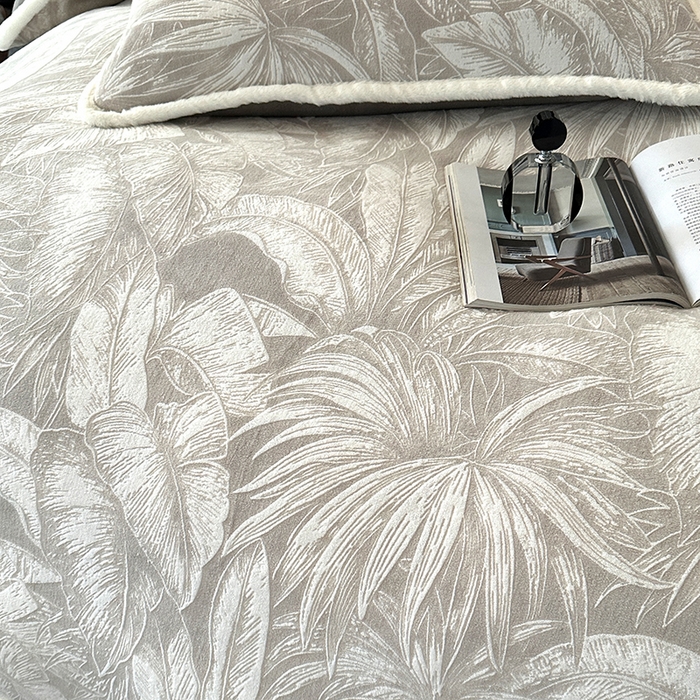 91家纺网 家纺一手货源 找家纺 柏薇 2025新款兔毛宽包边立体雕花牛奶绒四件套 爱意雾语-咖