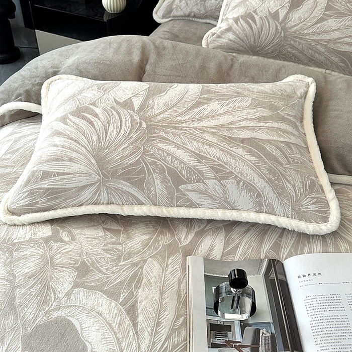 91家纺网 家纺一手货源 找家纺 柏薇 2025新款兔毛宽包边立体雕花牛奶绒四件套 爱意雾语-咖