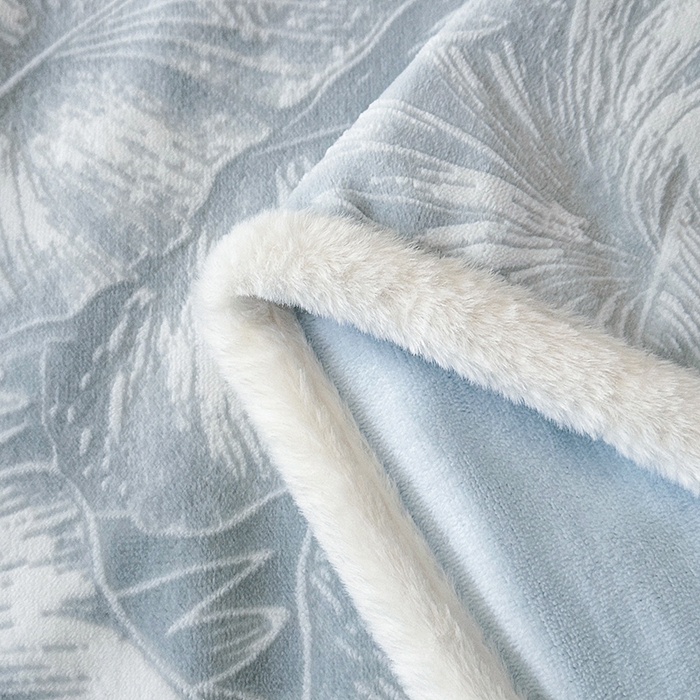 91家纺网 家纺一手货源 找家纺 柏薇 2025新款兔毛宽包边立体雕花牛奶绒四件套 爱意雾语-蓝