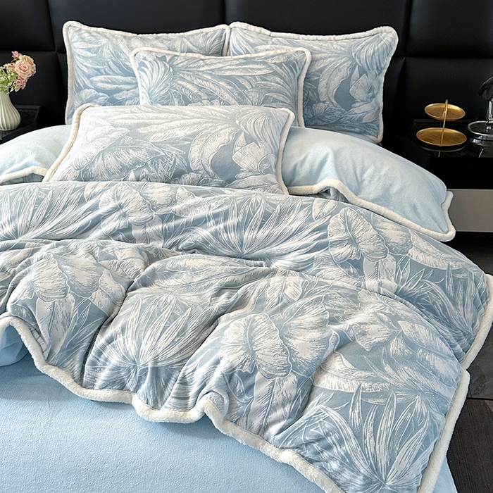 91家纺网 家纺一手货源 找家纺 柏薇 2025新款兔毛宽包边立体雕花牛奶绒四件套 爱意雾语-蓝