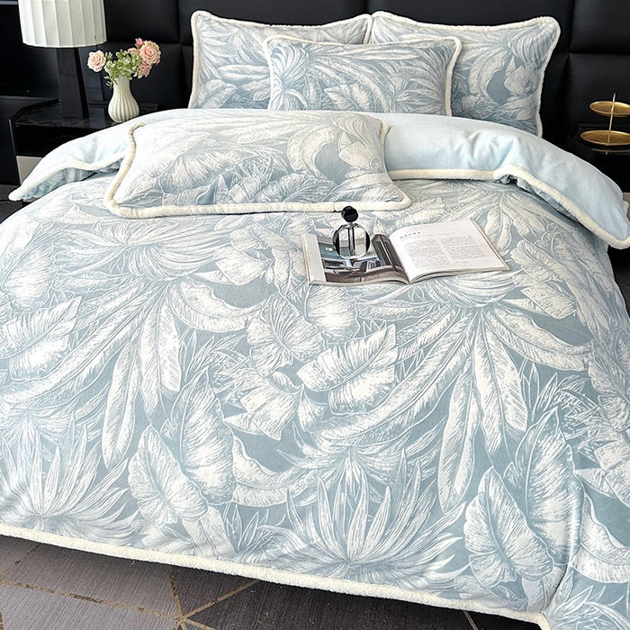 91家纺网 家纺一手货源 找家纺 柏薇 2025新款兔毛宽包边立体雕花牛奶绒四件套 爱意雾语-蓝