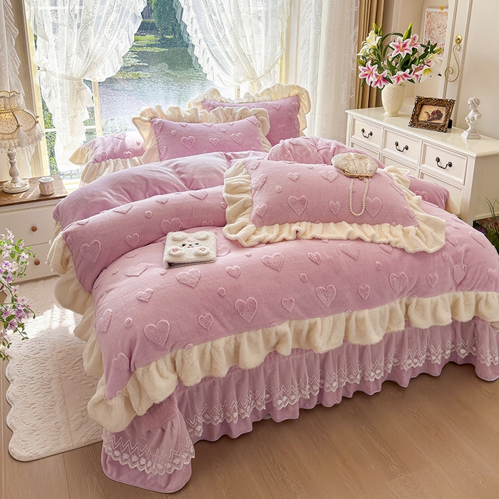 91家纺网 家纺一手货源 找家纺 宜凡家纺 2025新款兔绒提花牛奶绒夹棉床盖四件套 爱心 粉紫