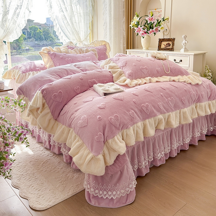 91家纺网 家纺一手货源 找家纺 宜凡家纺 2025新款兔绒提花牛奶绒夹棉床盖四件套 爱心 粉紫