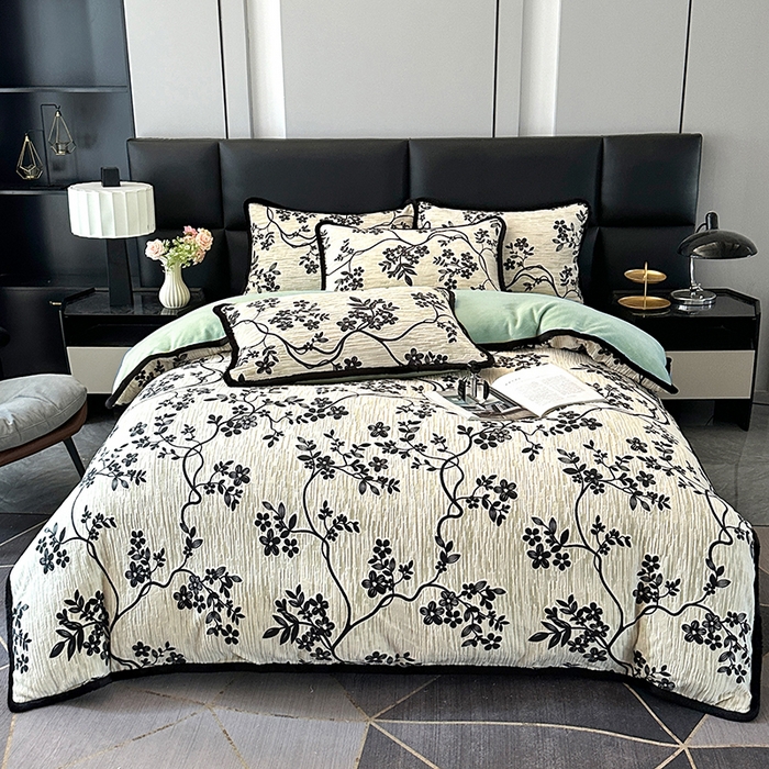 91家纺网 家纺一手货源 找家纺 柏薇 2025新款兔毛宽包边立体雕花牛奶绒四件套 蓝铃风语