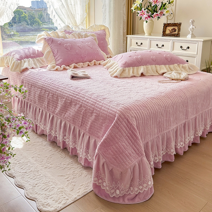 91家纺网 家纺一手货源 找家纺 宜凡家纺 2025新款兔绒提花牛奶绒夹棉床盖四件套 爱心 粉紫