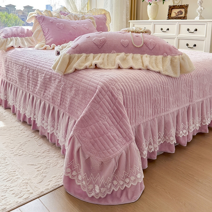 91家纺网 家纺一手货源 找家纺 宜凡家纺 2025新款兔绒提花牛奶绒夹棉床盖四件套 爱心 粉紫