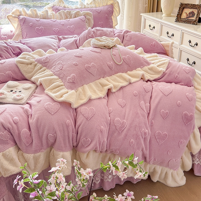 91家纺网 家纺一手货源 找家纺 宜凡家纺 2025新款兔绒提花牛奶绒夹棉床盖四件套 爱心 粉紫