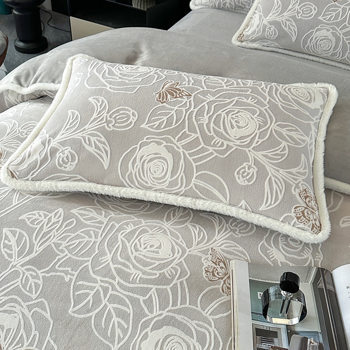 91家纺网 家纺一手货源 找家纺 柏薇 2025新款兔毛宽包边立体雕花牛奶绒四件套 牧云