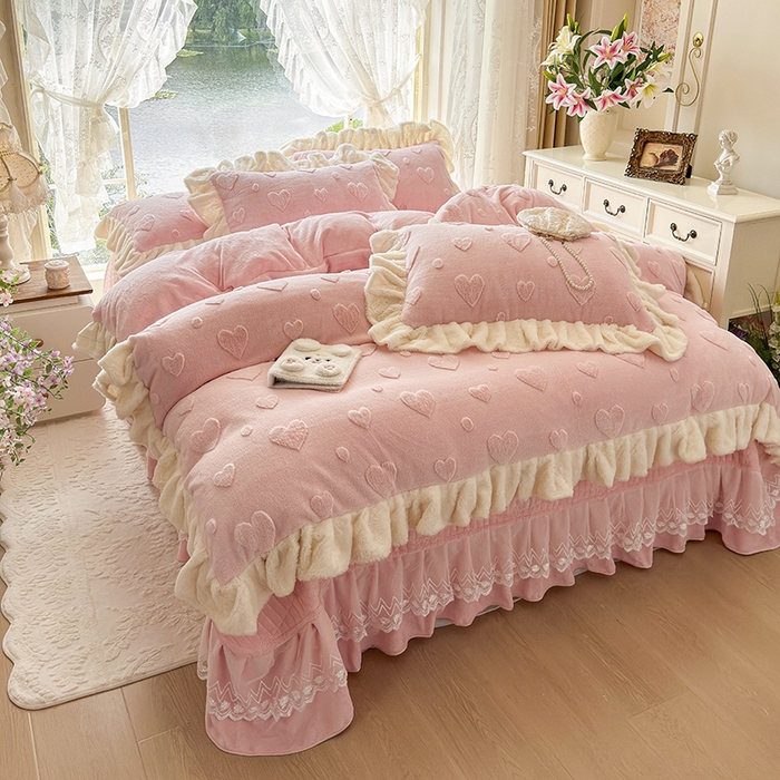 91家纺网 家纺一手货源 找家纺 宜凡家纺 2025新款兔绒提花牛奶绒夹棉床盖四件套 爱心 少女粉