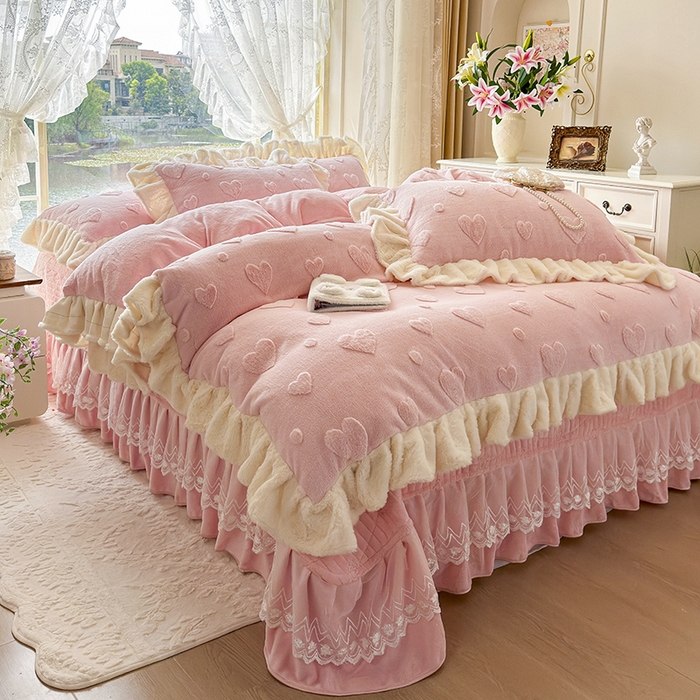 91家纺网 家纺一手货源 找家纺 宜凡家纺 2025新款兔绒提花牛奶绒夹棉床盖四件套 爱心 少女粉