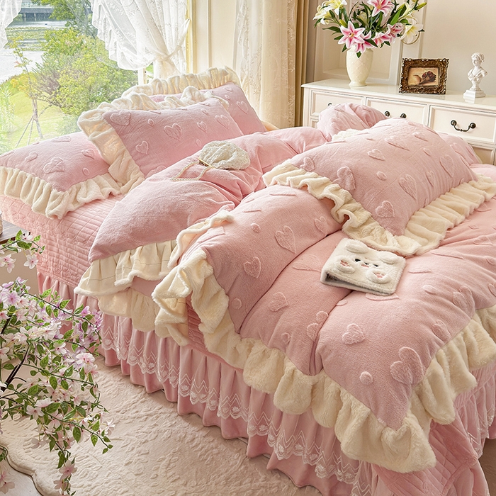 91家纺网 家纺一手货源 找家纺 宜凡家纺 2025新款兔绒提花牛奶绒夹棉床盖四件套 爱心 少女粉