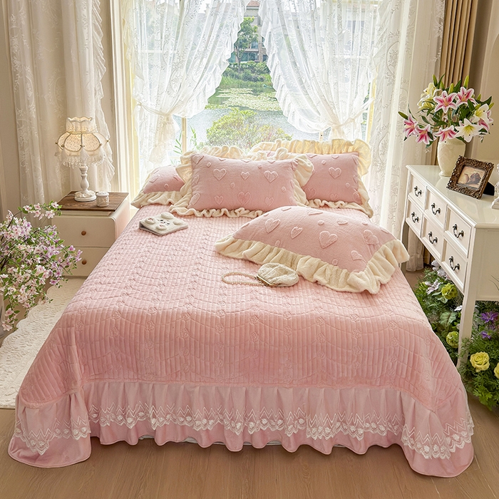 91家纺网 家纺一手货源 找家纺 宜凡家纺 2025新款兔绒提花牛奶绒夹棉床盖四件套 爱心 少女粉