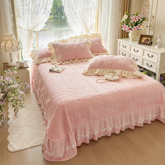 91家纺网 家纺一手货源 找家纺 宜凡家纺 2025新款兔绒提花牛奶绒夹棉床盖四件套 爱心 少女粉