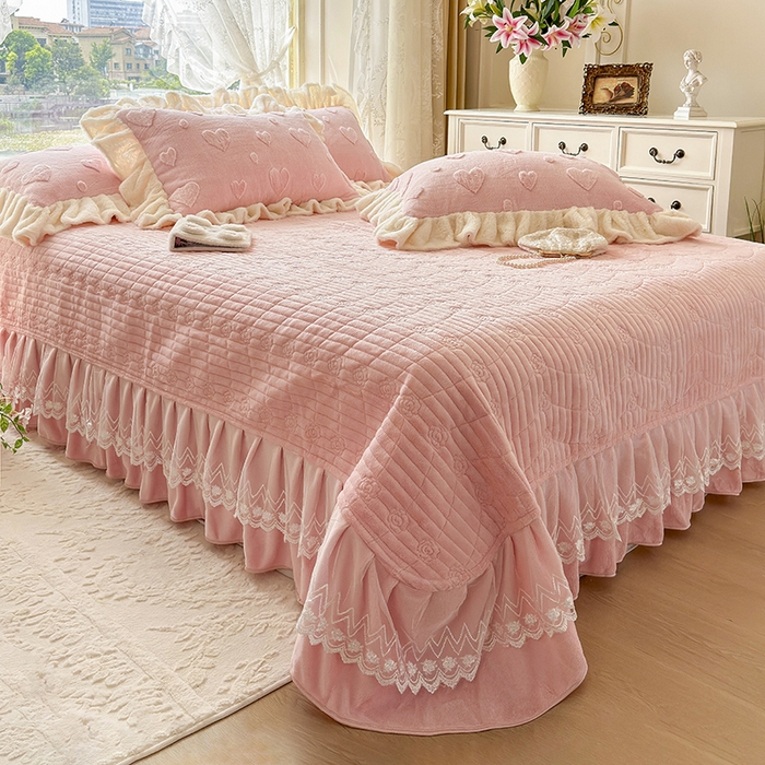 91家纺网 家纺一手货源 找家纺 宜凡家纺 2025新款兔绒提花牛奶绒夹棉床盖四件套 爱心 少女粉