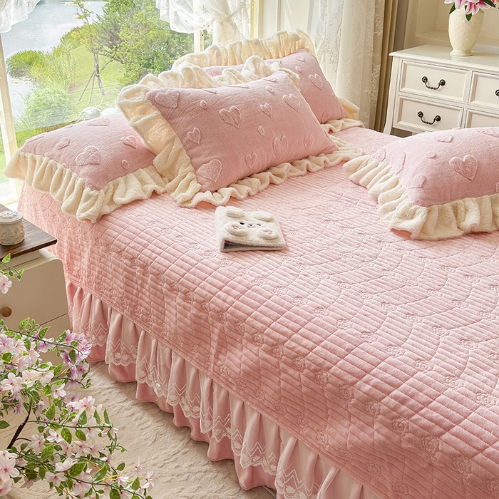 91家纺网 家纺一手货源 找家纺 宜凡家纺 2025新款兔绒提花牛奶绒夹棉床盖四件套 爱心 少女粉