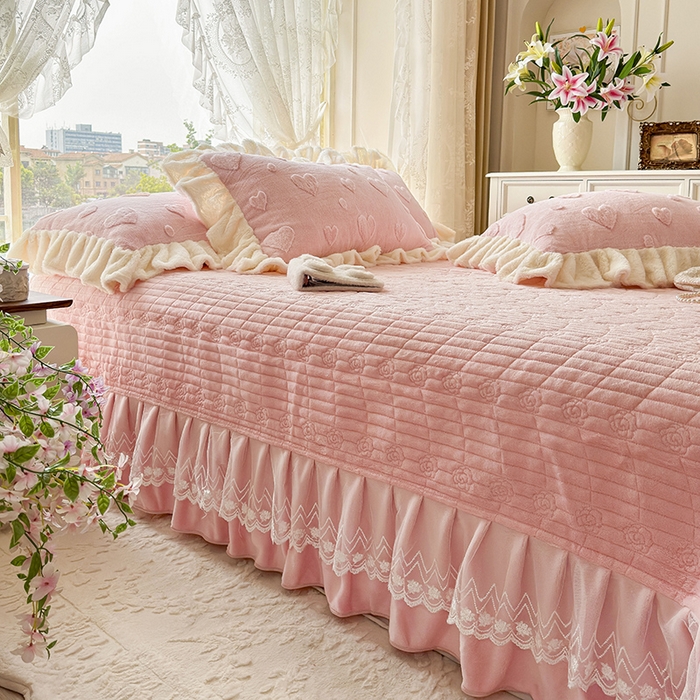 91家纺网 家纺一手货源 找家纺 宜凡家纺 2025新款兔绒提花牛奶绒夹棉床盖四件套 爱心 少女粉