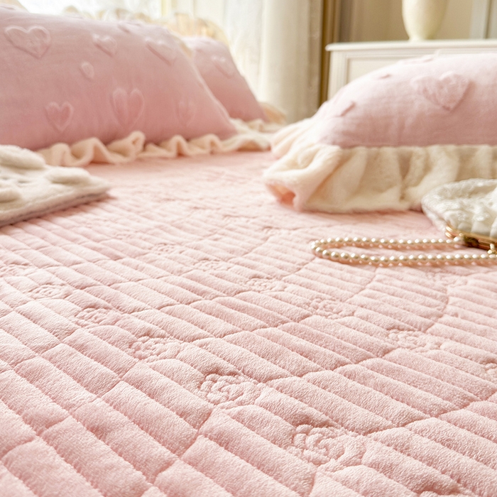 91家纺网 家纺一手货源 找家纺 宜凡家纺 2025新款兔绒提花牛奶绒夹棉床盖四件套 爱心 少女粉