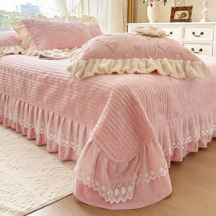 91家纺网 家纺一手货源 找家纺 宜凡家纺 2025新款兔绒提花牛奶绒夹棉床盖四件套 爱心 少女粉