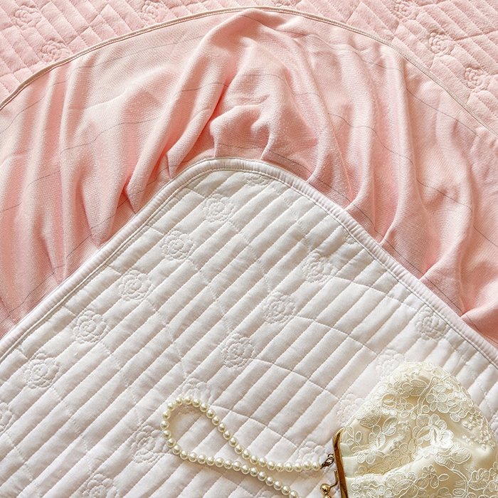 91家纺网 家纺一手货源 找家纺 宜凡家纺 2025新款兔绒提花牛奶绒夹棉床盖四件套 爱心 少女粉