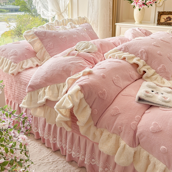 91家纺网 家纺一手货源 找家纺 宜凡家纺 2025新款兔绒提花牛奶绒夹棉床盖四件套 爱心 少女粉